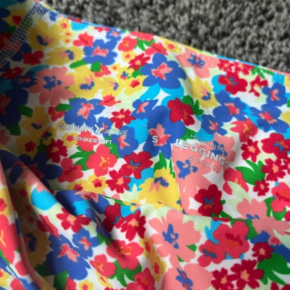 Old Navy Women’s Active PowerSoft Crop Floral Leggings Size Small NWOT - Picture 2 of 2